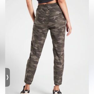 ATHLETA Women's Size 0 Green Black Camo Farallon Jogger Pant Zip Hem Pockets
